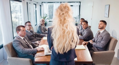 Офисные работницы Рейган Фокс и Брэнди любят раздеваться для лесбийского секса на работе картинка 3