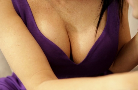 Зрелая мамаша Рейган Фокс соблазняет и трахает молодого парня на диване картинка 3