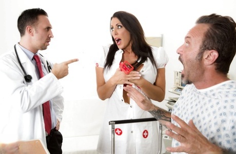 Брюнетка медсестра Рейган Фокс освобождает красивые дыни от униформы перед сексом картинка 3