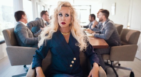 Офисные работницы Рейган Фокс и Брэнди любят раздеваться для лесбийского секса на работе картинка 1