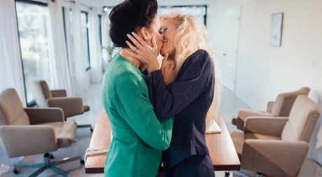 Офисные работницы Рейган Фокс и Брэнди любят раздеваться для лесбийского секса на работе картинка 6