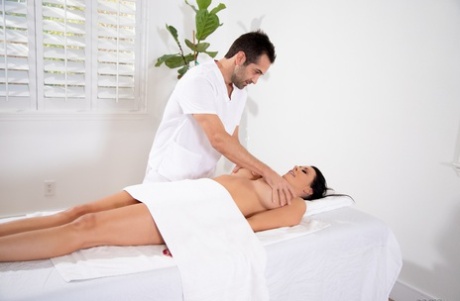 Брюнетка Рейган Фокс получает сперму на свои большие сиськи после секса с массажистом картинка 4