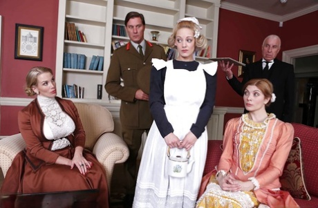 Сексуальная милфа Лулу занимается сексом втроем с Ребеккой Мур и делает ей минет картинка 1