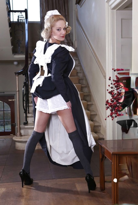 Потрясающая блондинка показывает свои большие сиськи и великолепную тугую киску картинка 1