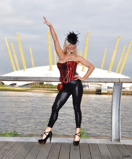 Три распутные зрелые сучки нарядились в извращенное, провокационное нижнее белье и начали картинка 10