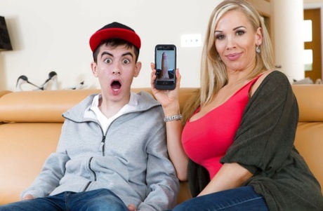 Пышногрудая европейская милфа Ребекка Мур делает эякуляцию в MMF втроем картинка 1