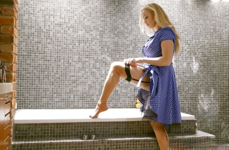 Коренастая блондинка милфа обнажает огромную грудь после раздевания в общественном душе картинка 2