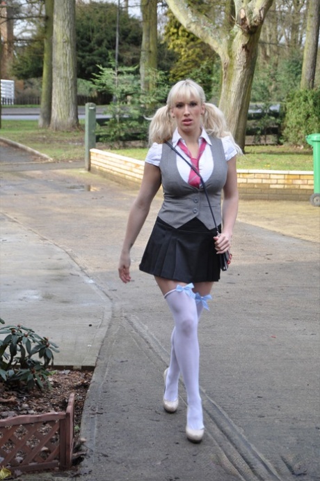 Блондинка Ребекка Мор обнажает свои сиськи и пизду в наряде школьницы картинка 1