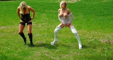 Белокурые цыпочки бродят по сельской местности и писают в солнцезащитные очки картинка 6