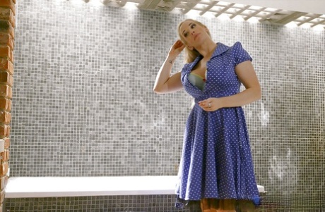 Коренастая блондинка милфа обнажает огромную грудь после раздевания в общественном душе картинка 1