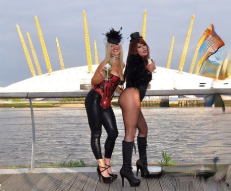 Три распутные зрелые сучки нарядились в извращенное, провокационное нижнее белье и начали картинка 1