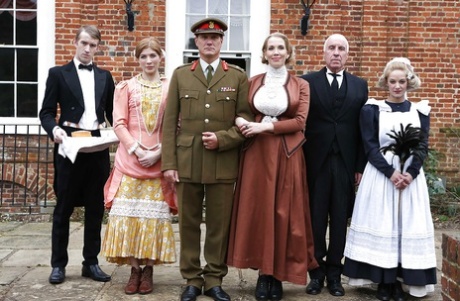 Большой член проникает в тугие киски милф Лулу и Ребекки Мур картинка 1