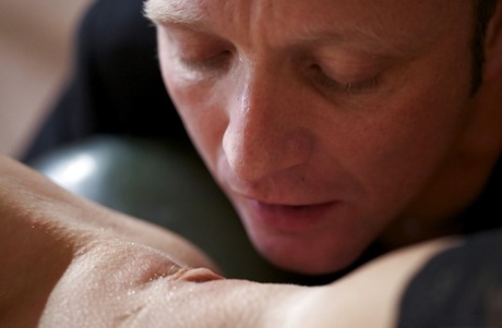 Ребекка Мор делает минет и жестко трахает свою бритую пизду картинка 9