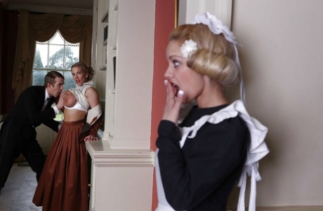 Сексуальная милфа Лулу занимается сексом втроем с Ребеккой Мур и делает ей минет картинка 2