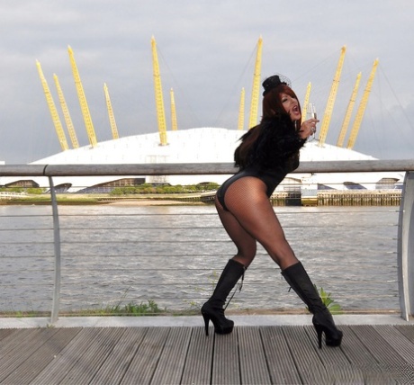 Три распутные зрелые сучки нарядились в извращенное, провокационное нижнее белье и начали картинка 9