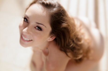 Сексуальная Реми Лакруа в сапогах и носках, сверкающая юбкой-трусиками и обнажающая крошечные сиськи картинка 15