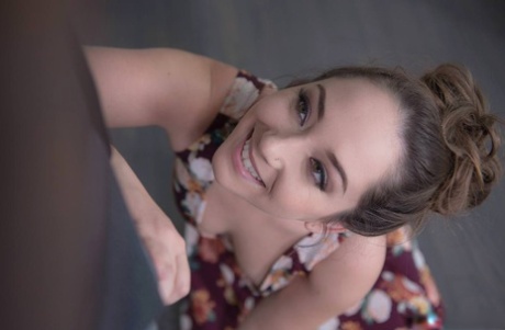 Чувственная молоденькая брюнетка Реми Лакруа скачет верхом на большом черном члене картинка 1