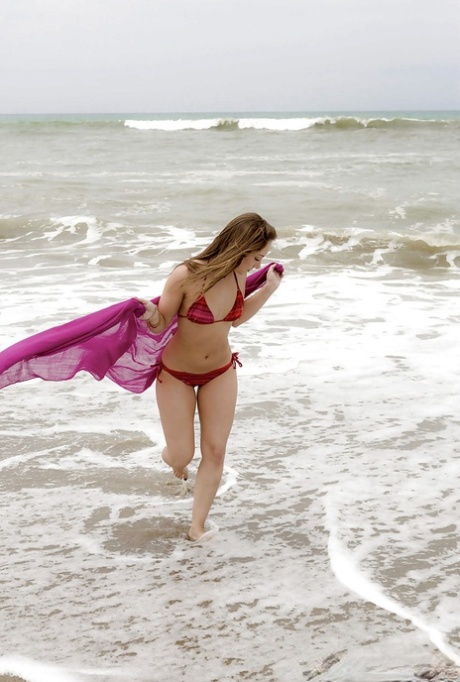 Потрясающая мокрая красотка Реми показывает свое красивое тело на пляже картинка 4