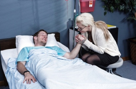 Реалити-шоу цыпочку с большими сиськами Ришель Райан жестко трахают в ее киску картинка 1