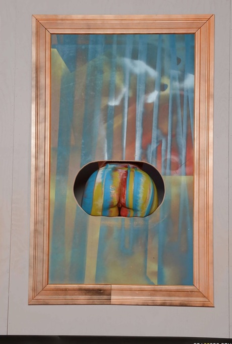 Грудастая милфа Ришель Райан позирует соло только на высоких каблуках картинка 1