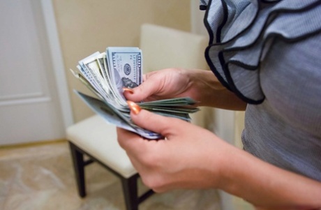 Секс-работница Ришель Райан одевает большую попу в чулки и туфли на высоких каблуках картинка 3