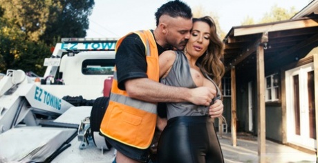 Сексуальная милфа Ришель Райан занимается сексом с водителем эвакуатора после эвакуации картинка 1