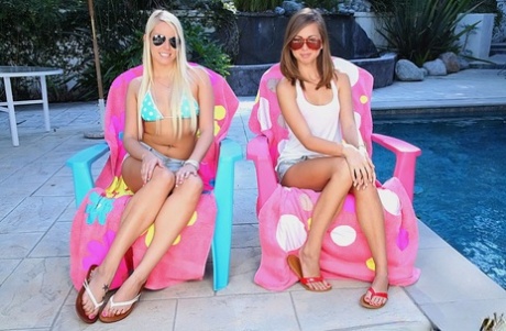 Очаровательная молоденькая красотка в солнцезащитных очках Ванесса Кейдж позирует со своей подругой на открытом воздухе картинка 1