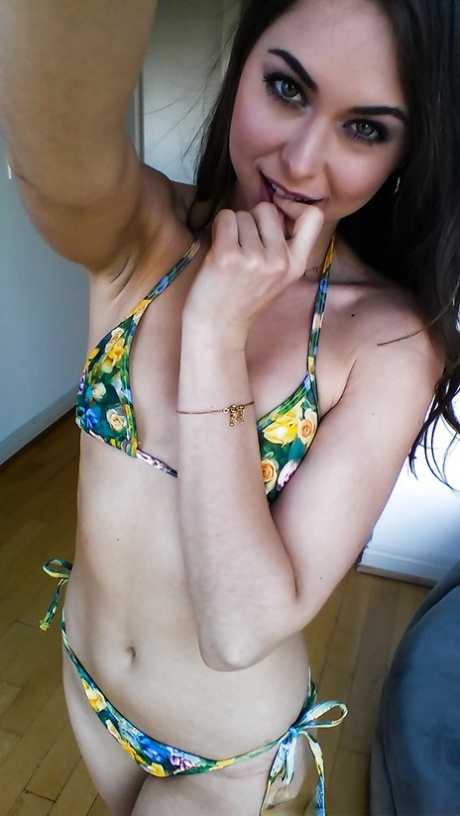 Миниатюрная цыпочка Райли Рид делает селфи nsfw с бритой киской на открытом воздухе картинка 6