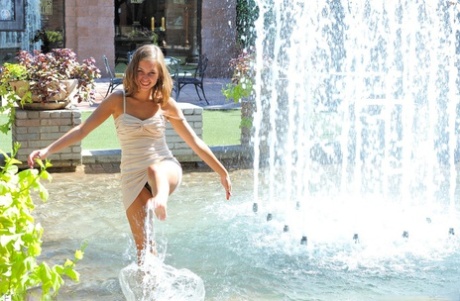 Симпатичная девушка-подросток показывает свою эксгибиционистскую сторону, разгуливая обнаженной на публике картинка 2