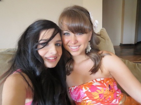 Группа возбужденных девушек-подростков в трусиках делают минет и покрываются спермой картинка 1