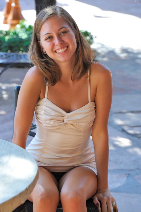 Симпатичная девушка-подросток показывает свою эксгибиционистскую сторону, разгуливая обнаженной на публике картинка 3