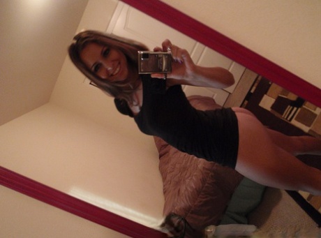 Великолепная подружка Райли демонстрирует маленькие сиськи и голую юбку для селфи картинка 12