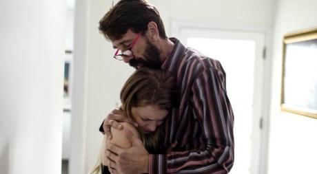 Молодую блондинку Райли Стар утешает и трахает ее отчим картинка 5