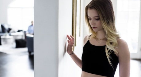 Молодую блондинку Райли Стар утешает и трахает ее отчим картинка 3