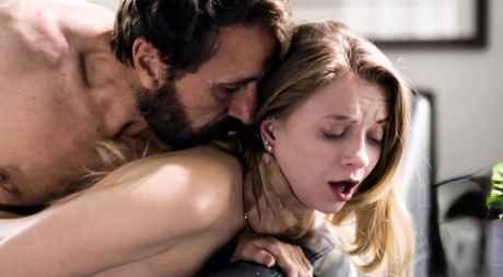 Молодую блондинку Райли Стар утешает и трахает ее отчим картинка 10