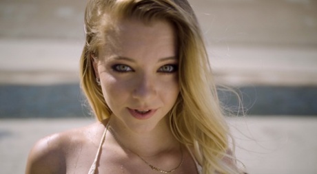 Худенькая молоденькая Райли Стар обливает себя водой перед диким межрасовым трахом картинка 1