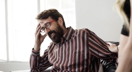 Молодую блондинку Райли Стар утешает и трахает ее отчим картинка 6