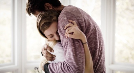 Молодую блондинку Райли Стар утешает и трахает ее отчим картинка 1