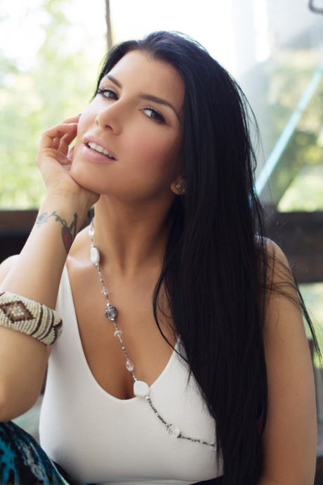 Красотка-брюнетка Роми Рейн раздевается на каблуках для сольной съемки в пентхаусе картинка 2