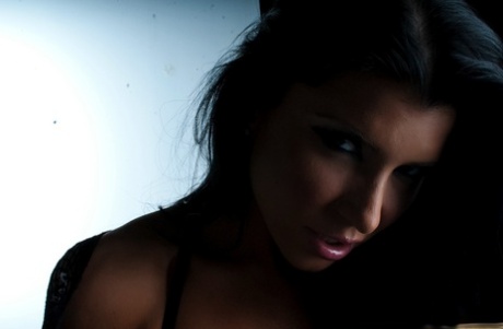 Темноволосая милфа Роми Рейн снимает шорты с попой во время сольного действия картинка 5