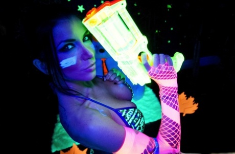 Горячая мамаша Роми Рейн показывает свои красивые сиськи и киску при черном освещении картинка 9