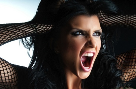 Темноволосая милфа Роми Рейн снимает шорты с попой во время сольного действия картинка 3