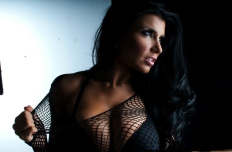 Темноволосая милфа Роми Рейн снимает шорты с попой во время сольного действия картинка 4