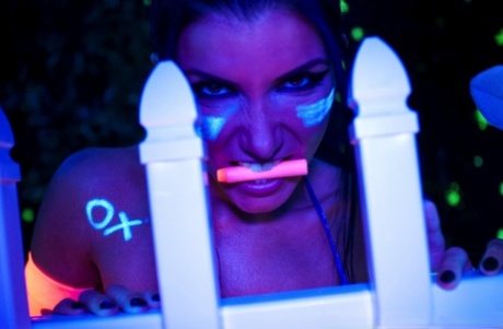 Горячая мамаша Роми Рейн показывает свои красивые сиськи и киску при черном освещении картинка 12