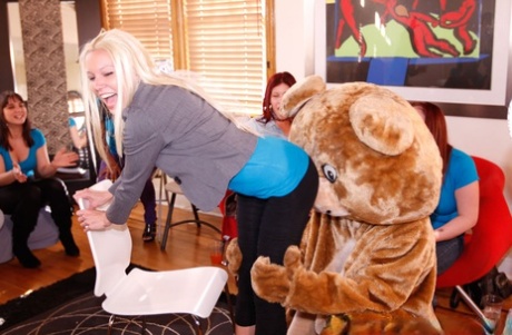 Непослушные девчонки получают сперму на свои лица во время посещения девичника картинка 3