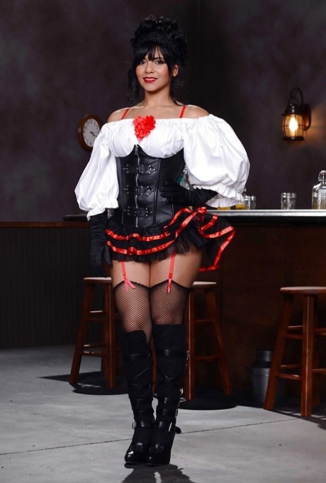 Брюнетка с отличной попкой Роуз Монро позирует на камеру картинка 1