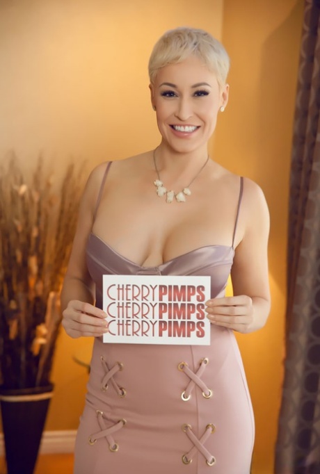 Блондинка Алексис Адамс обнажает свои красивые сиськи, в то время как ее девушка просто дразнит картинка 12