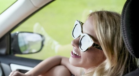 Горячая блондинка трахается с родителями подруги в запретном сексе втроем картинка 1