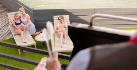 Горячая блондинка трахается с родителями подруги в запретном сексе втроем картинка 4