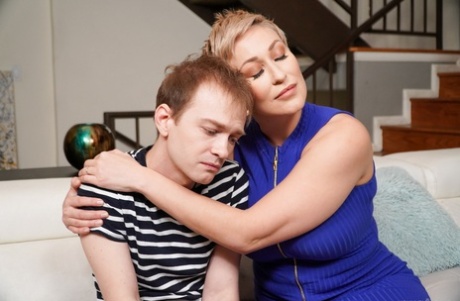 Зрелая женщина с короткими волосами Райан Кили соблазняет и отсасывает своему пасынку картинка 3